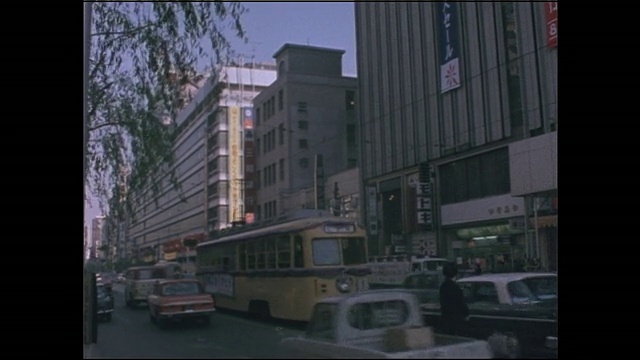 东京东登银座线最后一天运行时，一条横幅悬挂在有轨电车的一侧。视频素材