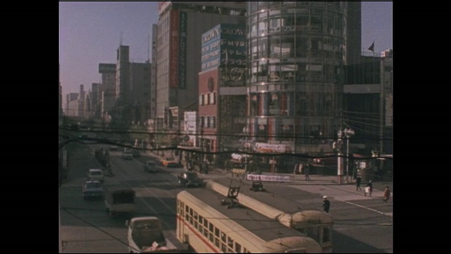 东京Toden银座线运行的最后一天，有轨电车沿着银座4丁字路口快速行驶。视频素材