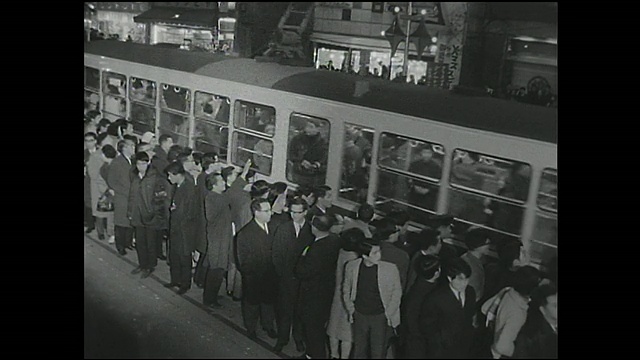 东京Toden银座线运营的最后一天，乘客在银座4丁字路口附近等待有轨电车。视频素材