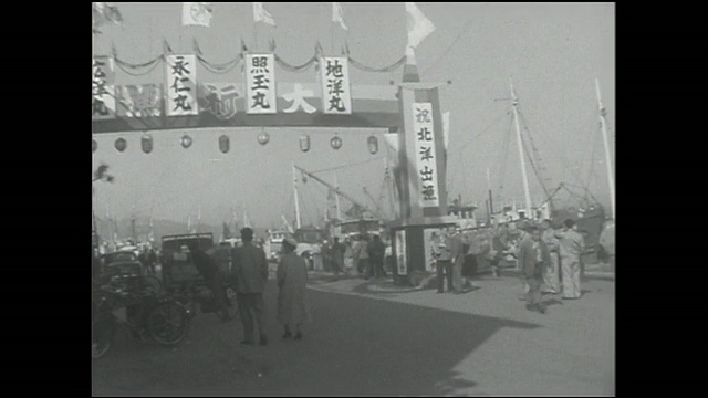 当渔船队准备离开时，函馆市的居民庆祝。视频素材