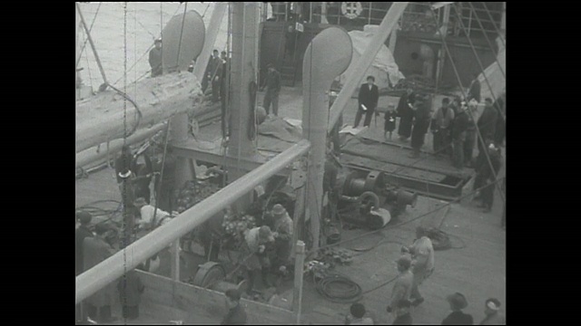 一艘蟹肉罐头船的船员准备离开函馆港。视频素材