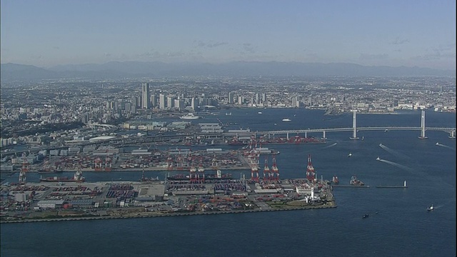 横滨湾大桥横跨日本横滨港。视频素材