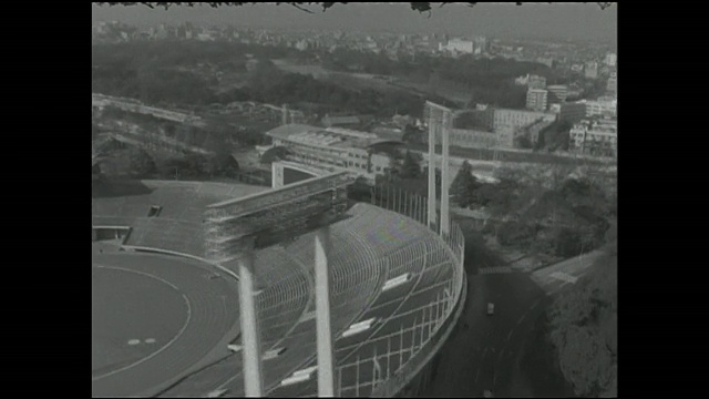 国家体育场的建设紧邻一个铁路调车场和同样在建设中的东京都市高速公路。视频素材