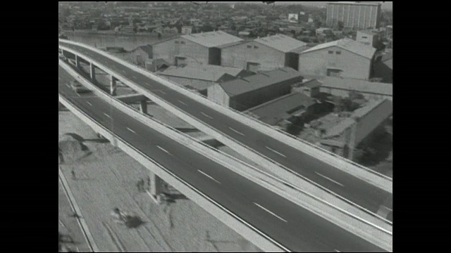 车辆行驶在东京市区高速公路的高架路段上。视频素材