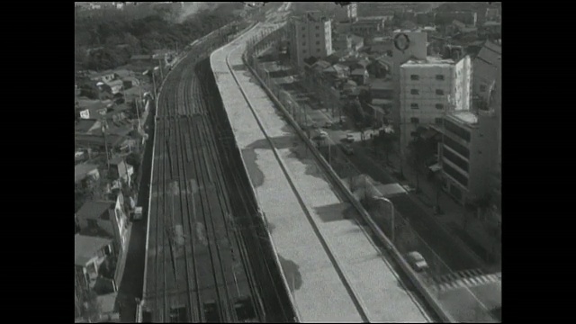 东京都高速公路的建设与仙台谷站附近的铁路线相邻。视频素材