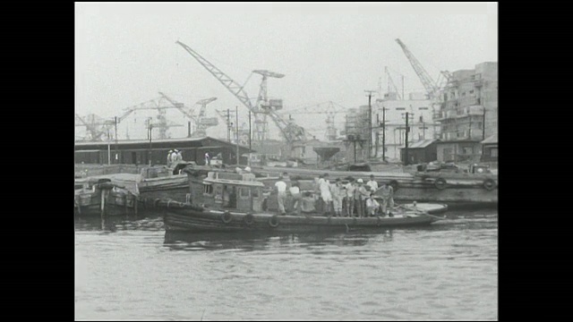 乘客们挤在Yokahoma港渡船的甲板上。视频素材