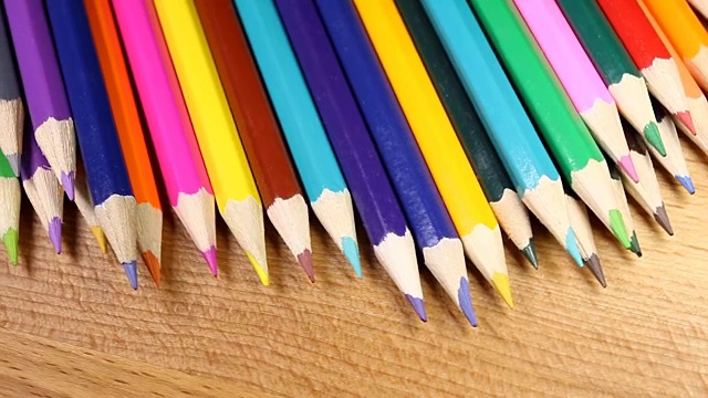 许多不同颜色的铅笔。视频素材
