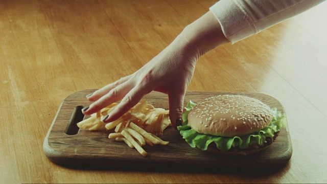 汉堡包，三明治和薯条放在盘子里视频下载