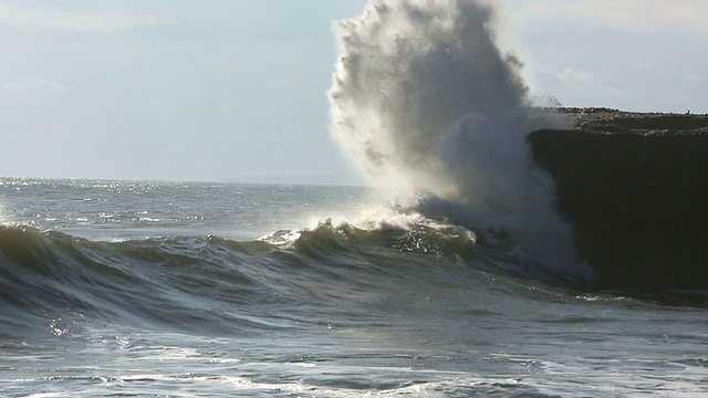 海浪撞击岩石视频素材