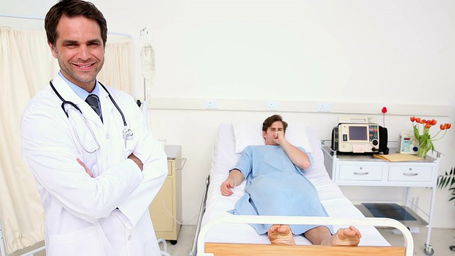 病人躺在病床上，和医生一起咳嗽视频素材