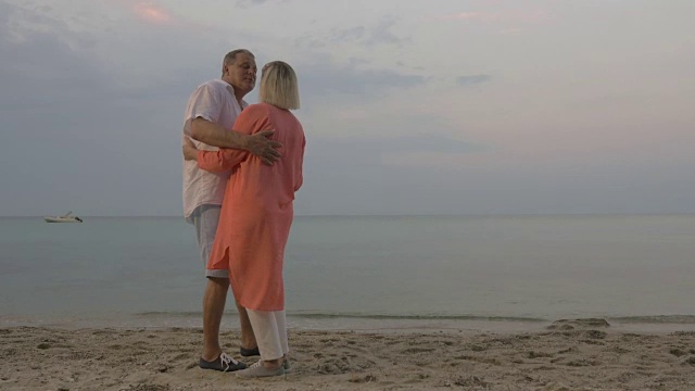 高年级情侣在海滩上跳舞视频素材