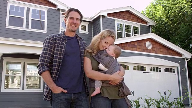 用R3D拍摄的家庭站在屋外的肖像视频素材