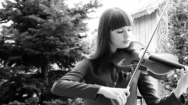 拉小提琴的漂亮女孩视频下载
