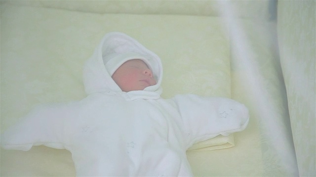 刚刚出生的熟睡女孩视频素材