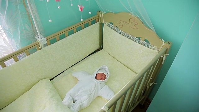 漂亮的小婴儿睡在婴儿车里视频下载