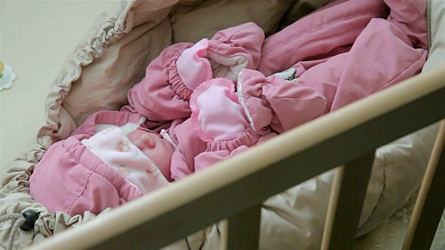 一个漂亮的小婴儿在睡觉视频下载