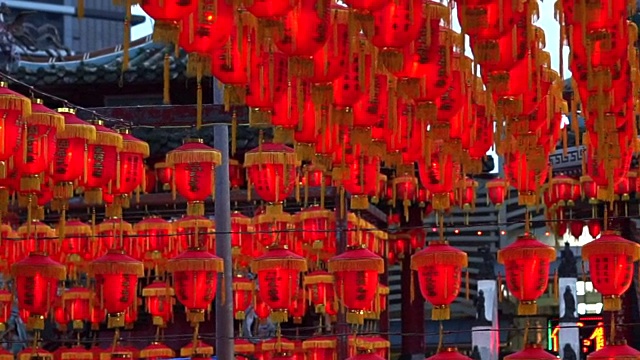 千盏红灯笼高清视频。点灯庆祝春节。中国台湾寺庙美丽的夜景视频素材