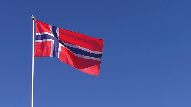 蓝天映衬下的挪威国旗视频素材