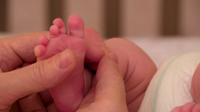 幼儿的手指和腿视频素材