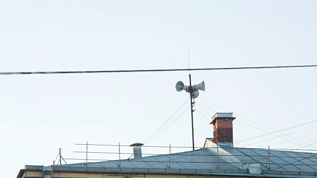 屋顶上的老式扬声器视频素材