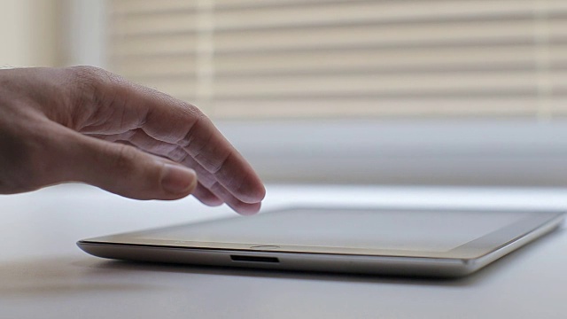 手动触摸平板电脑表面触摸屏视频素材