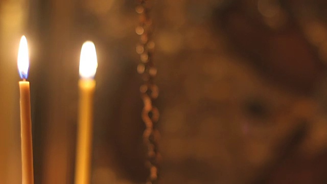 教堂里燃烧的蜡烛视频素材