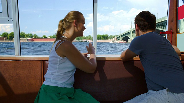 一个男人和一个女人在船上旅行视频下载