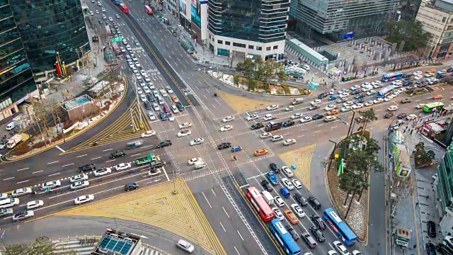 时光流逝，韩国首尔江南区的交通。视频素材
