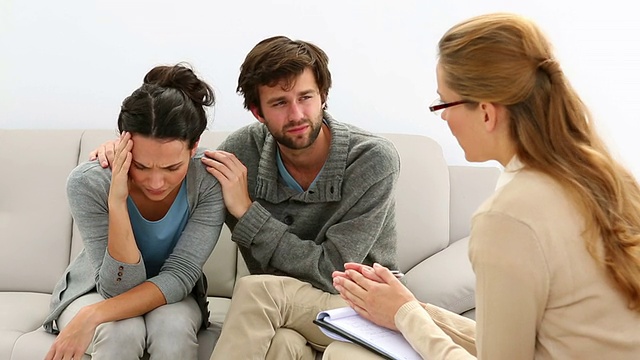 一对不快乐的年轻夫妇在和他们的治疗师聊天视频素材