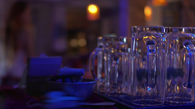 清洁酒吧的玻璃器皿视频下载