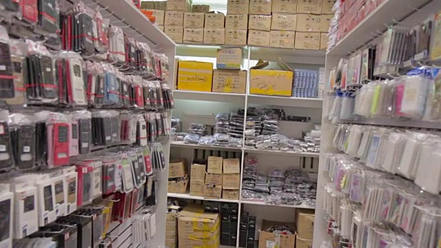 商店货架之间的移动视频下载