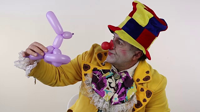 小丑把空心球变成了一只野兔视频下载
