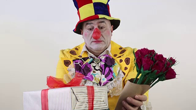 小丑送鲜花和礼物视频素材