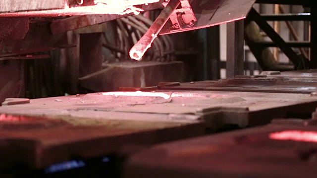 在钢铁厂浇注液态金属视频素材