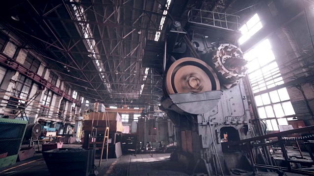 在钢铁厂浇注液态金属视频素材
