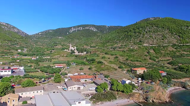 克罗地亚维斯岛Komiza小镇鸟瞰图视频下载