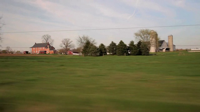 开车时拍摄的乡村风景。视频下载