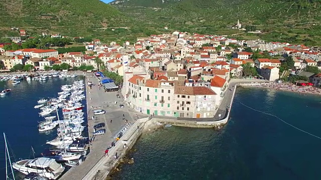 克罗地亚沿海城市Komiza的鸟瞰图视频下载