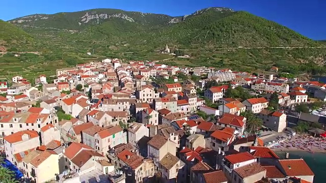 克罗地亚维斯岛科米扎的鸟瞰图视频下载