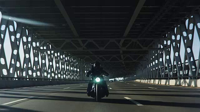 城市桥上的摩托车视频素材