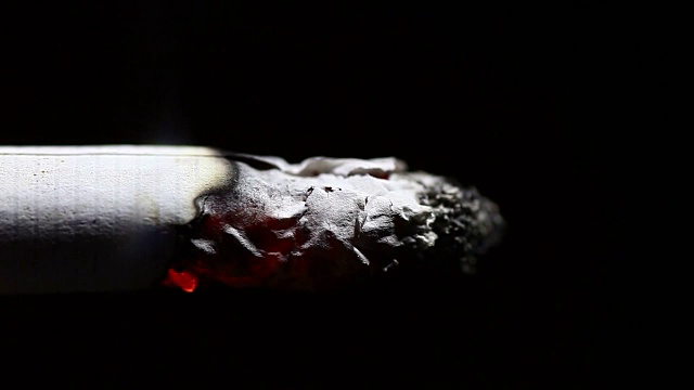 燃烧的香烟镜头视频素材