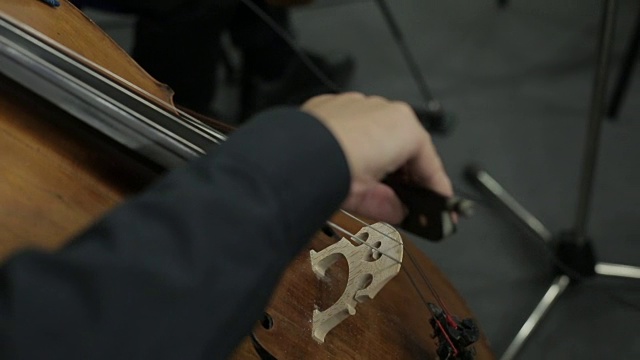 大提琴家用大提琴演奏古典音乐视频素材