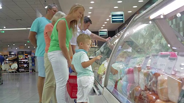 家庭在超市展示冰箱前视频下载