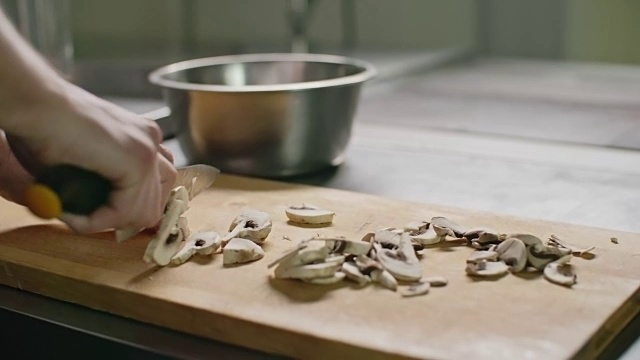 切片食用香草蘑菇视频素材