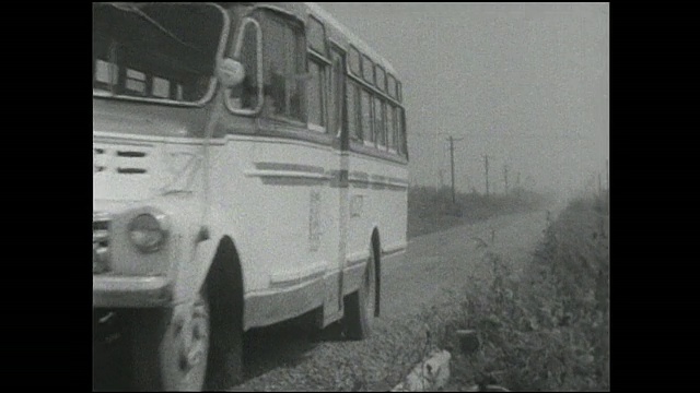 一辆公共汽车沿着一条未铺路面行驶。视频素材