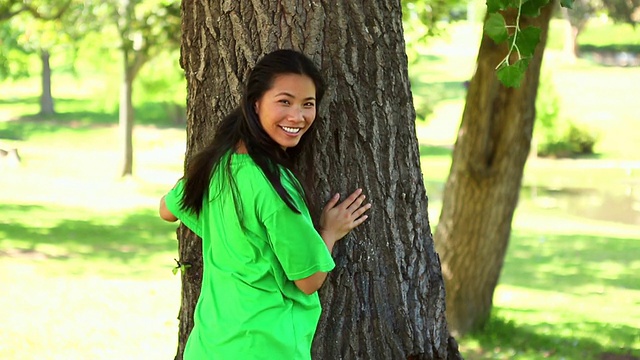 快乐的环保主义者拥抱一棵树视频素材