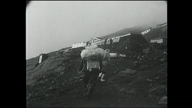 登山者背着背包攀登富士山。视频素材