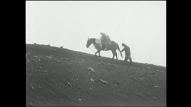 一位骑马者和她的同伴攀登富士山。视频素材