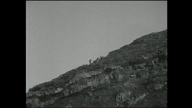 登山者攀登富士山的山脊。视频素材