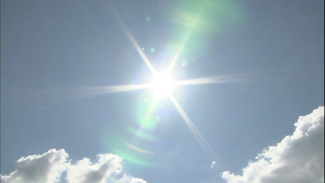 明亮的日冕围绕太阳发光。视频下载